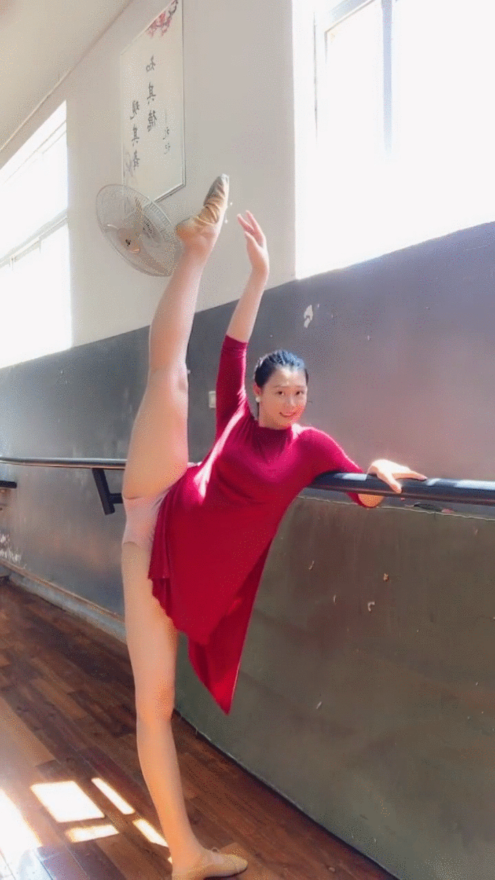 街拍: 健身房的微胖美女, 高难度动作, 尽显曼妙身姿