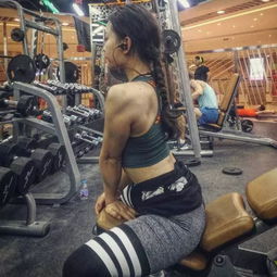 上海妹子健身三年,当蜜桃臀都满足不了她时,钢管舞 芭蕾又成了她刺激肌肉的运动之一